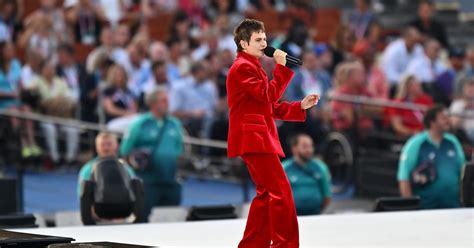 Jeux Paralympiques : en costume écarlate et debout sur un piano .